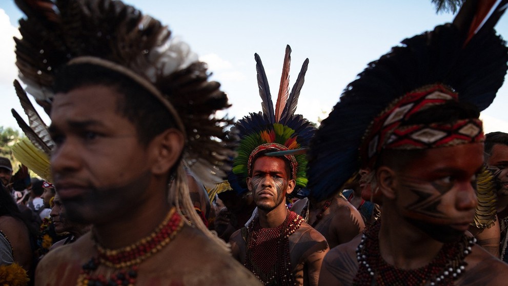 Príslušníci domorodého kmeňa na protestnej akcii proti v hlavnom meste Brazília.