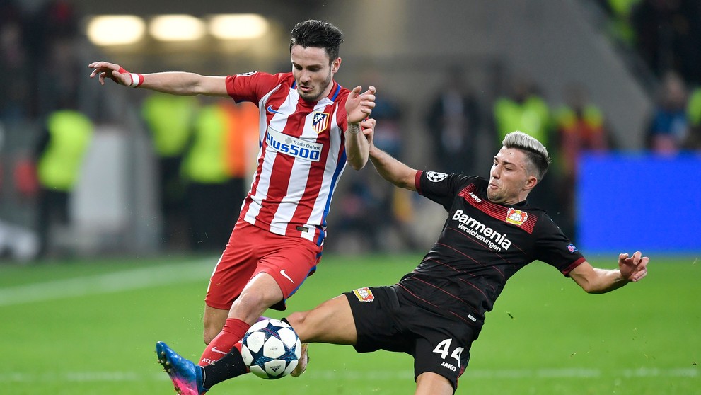 V súboji o loptu v osemfinále LM naľavo Saúl Níguez z Atlética a Kevin Kampl z Leverkusenu.