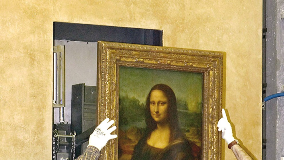 Pracovníci parížskeho Louvra vešajú svetoznámy obraz Leonarda da Vinciho Mona Lisa. (archívna snímka)