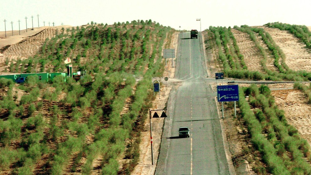 Na tejto fotografii sú zachytené zelené pásy pozdĺž diaľnice vedúcej cez púšť Taklimakan v Ujgurskej autonómnej oblasti Sin-ťiang na severozápade Číny.