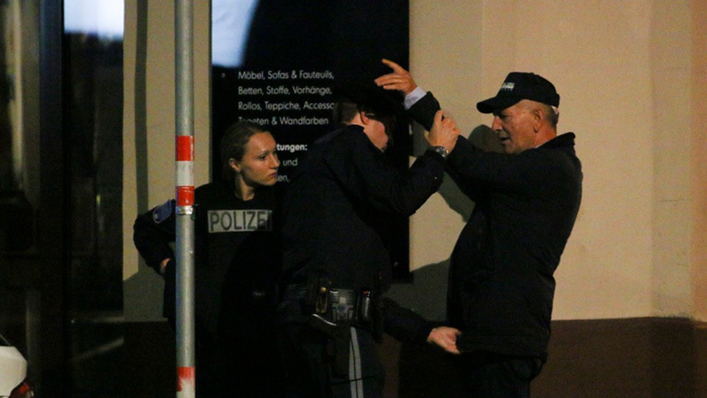 Ozbrojenci v centre Viedne po útoku a streľbe.