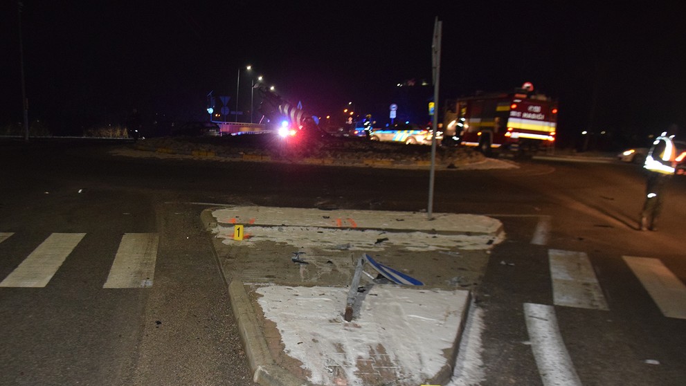 Opitý vodič zdemoloval v Púchove kruhový objazd.