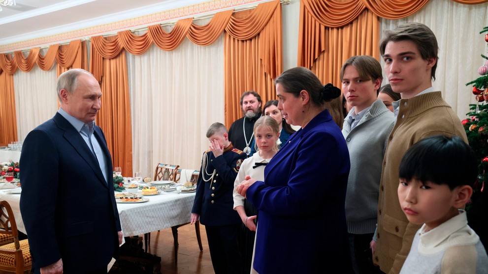 Putin slávil Božie narodenie v spoločnosti rodín vojakov padlých na Ukrajine.