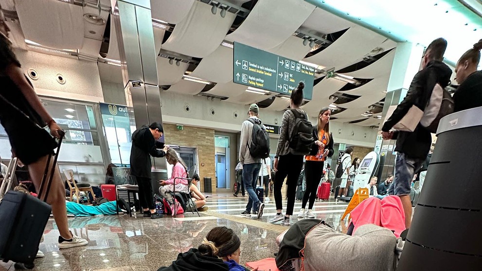 Slovenky strávili noc vo vytopenej letiskovej hale