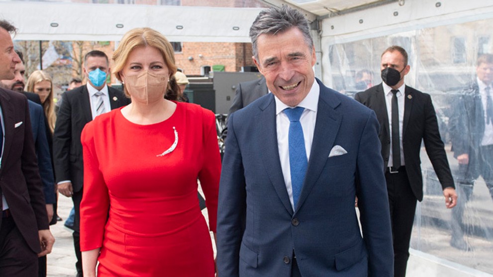 Prezidentka Zuzana Čaputová s bývalým šéfom NATO a expremiérom Dánska Andersom Foghom Rasmussenom.