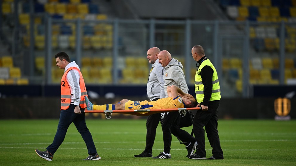 Zdravotníci odnášajú zraneného Miroslava Káčera (DAC) v zápase 13. kola Fortuna ligy proti Žiline.