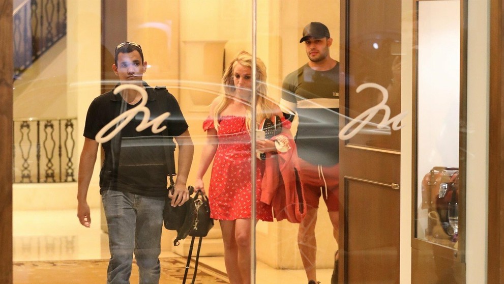Britney Spears opúšťa hotel v Beverly Hills v sprievode jej priateľa Sama Asghariho