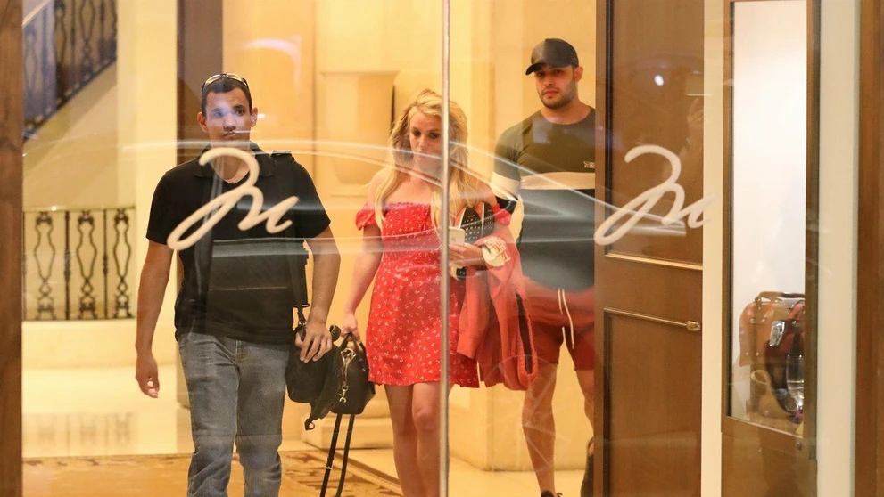 Britney Spears opúšťa hotel v Beverly Hills v sprievode jej priateľa Sama Asghariho