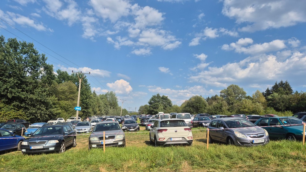 Preplnené parkovisko pri mestskej pláži v Liptovskom Mikuláši