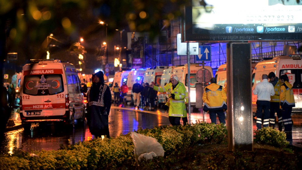 Sanitky pred známym istanbulským klubom Reina, v ktorom zaútočili dvaja muži.
