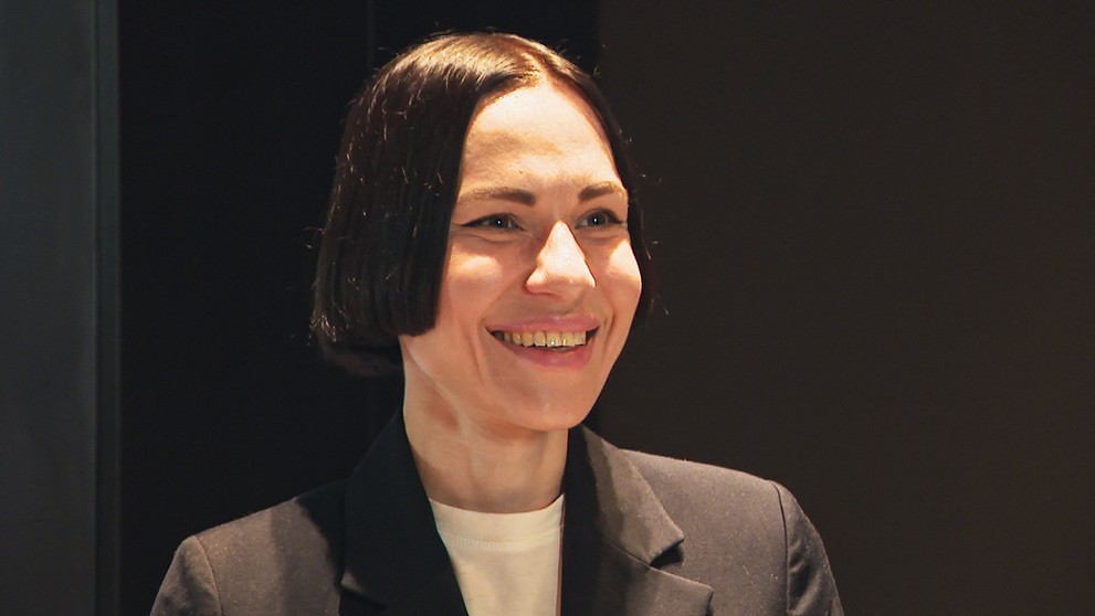 Polina Syniachenko predvádza pole dance.