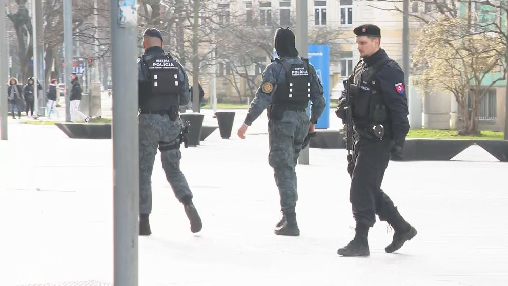 Zásah policajtov na vysokej škole.