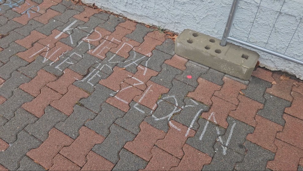 Fica privítali farebné kriedové odkazy