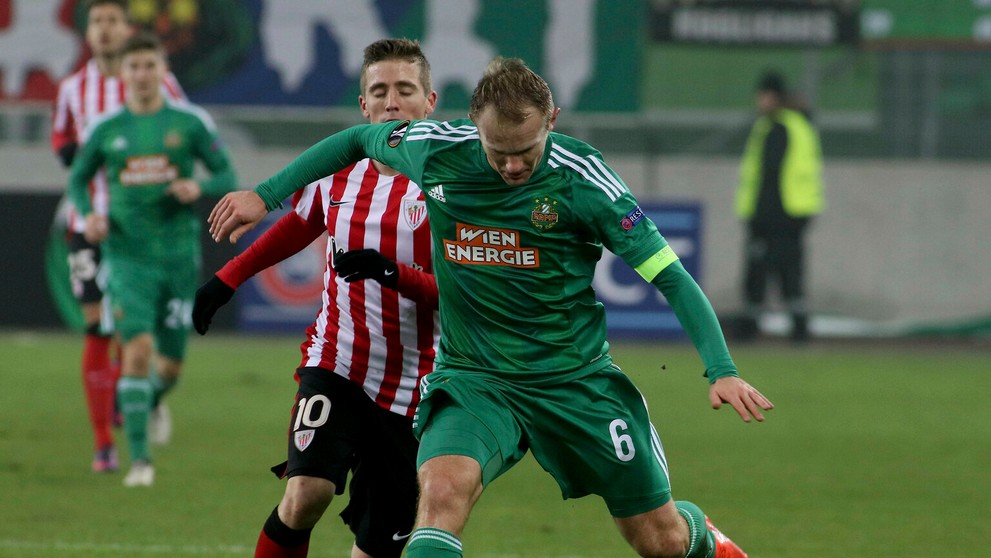 Iker Muniain (vľavo) z Bilbaa stíha v dueli EL kapitána Rapidu Viedeň Maria Sonnleitnera.