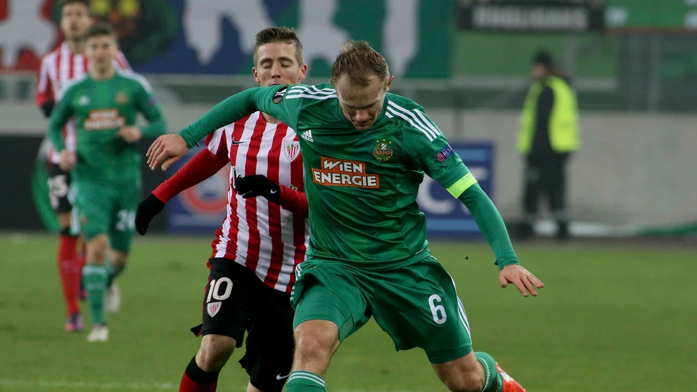 Iker Muniain (vľavo) z Bilbaa stíha v dueli EL kapitána Rapidu Viedeň Maria Sonnleitnera.
