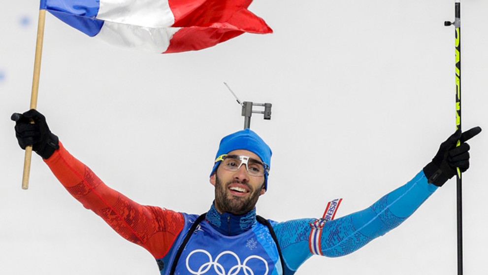 Zlatý Martin Fourcade v cieli zmiešaných biatlonových štafiet na ZOH v Pjongčangu.
