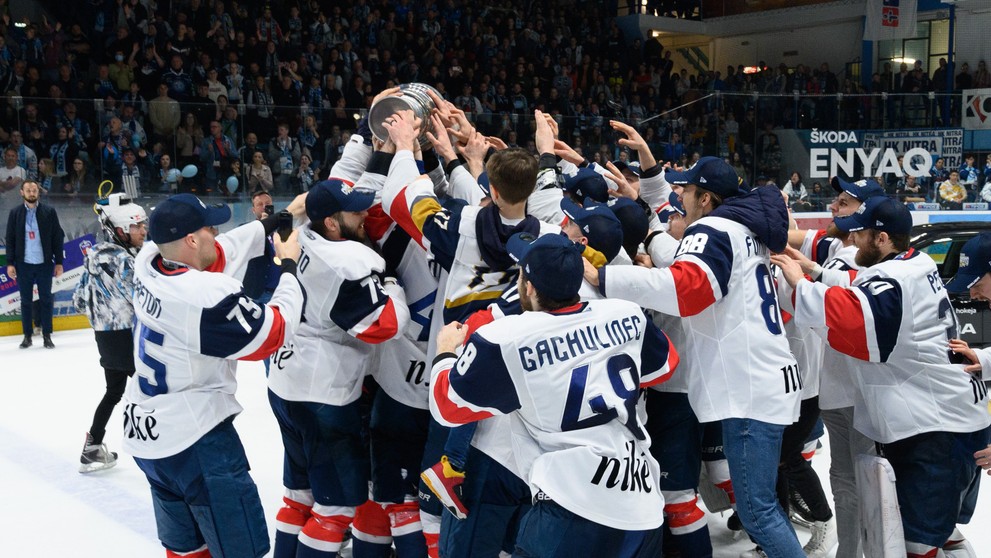 Na snímke radosť hráčov HC Slovan po zisku titulu.