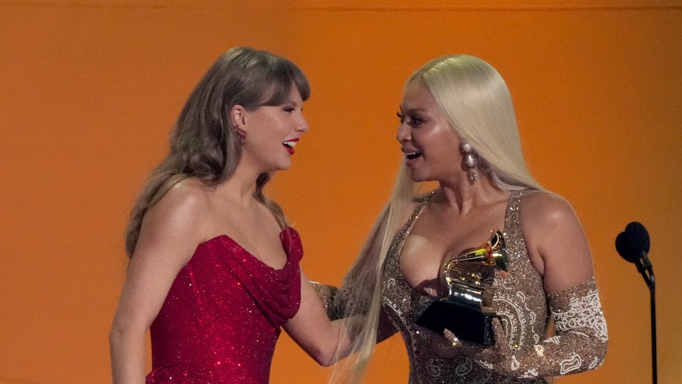Taylor Swiftová a Beyoncé na odovzdávaní cien Grammy.