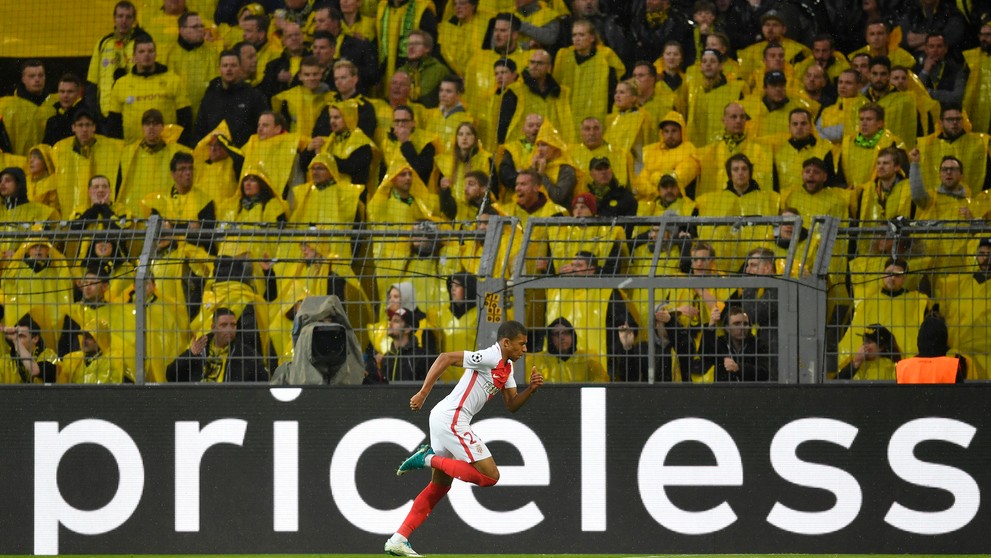 Kylian Mbappé z Monaca oslavuje svoj gól pred fanúšikmi Dortmundu vo štvrťfinále LM.