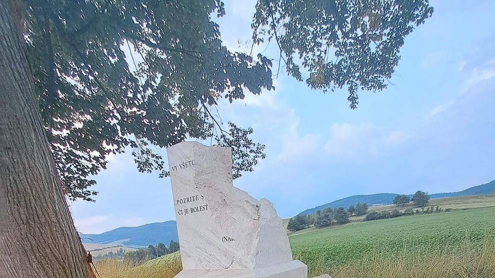 Zničený kríž v obci Kluknava