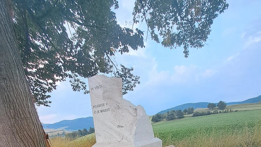 Zničený kríž v obci Kluknava