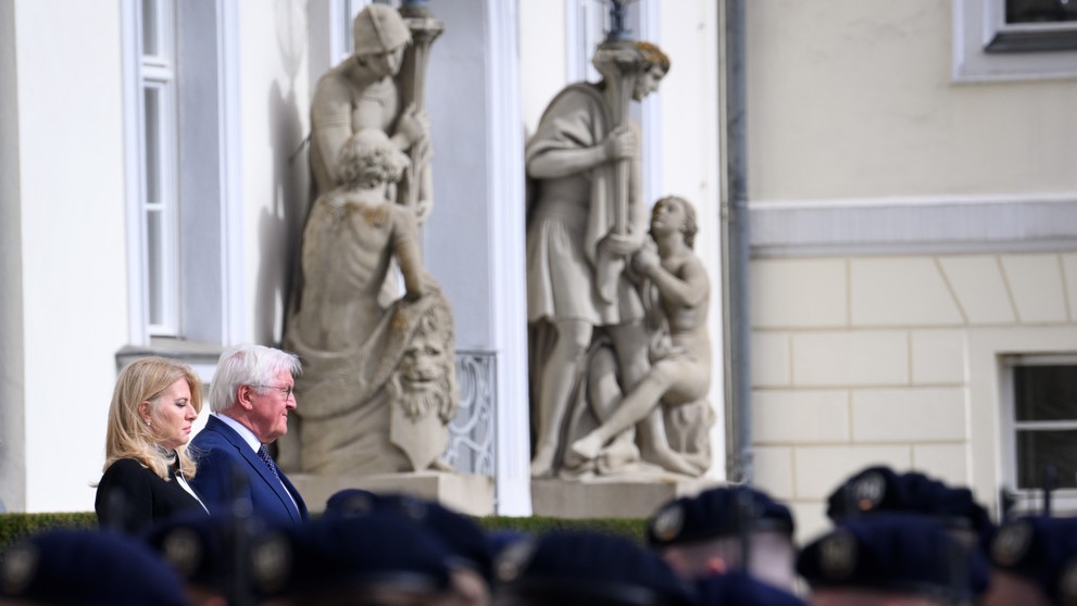 Nemecký prezident Frank-Walter Steinmeier víta slovenskú prezidentku Zuzanu Čaputovú v rámci jej návštevy Nemecka 9. apríla 2024 v Berlíne.