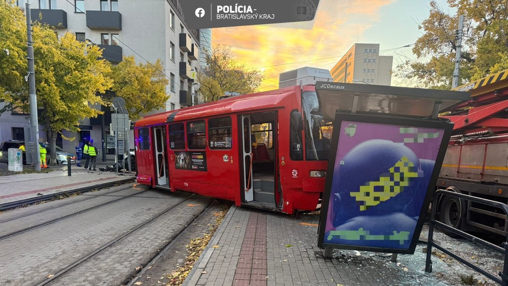 Auto sa zrazilo s električkou