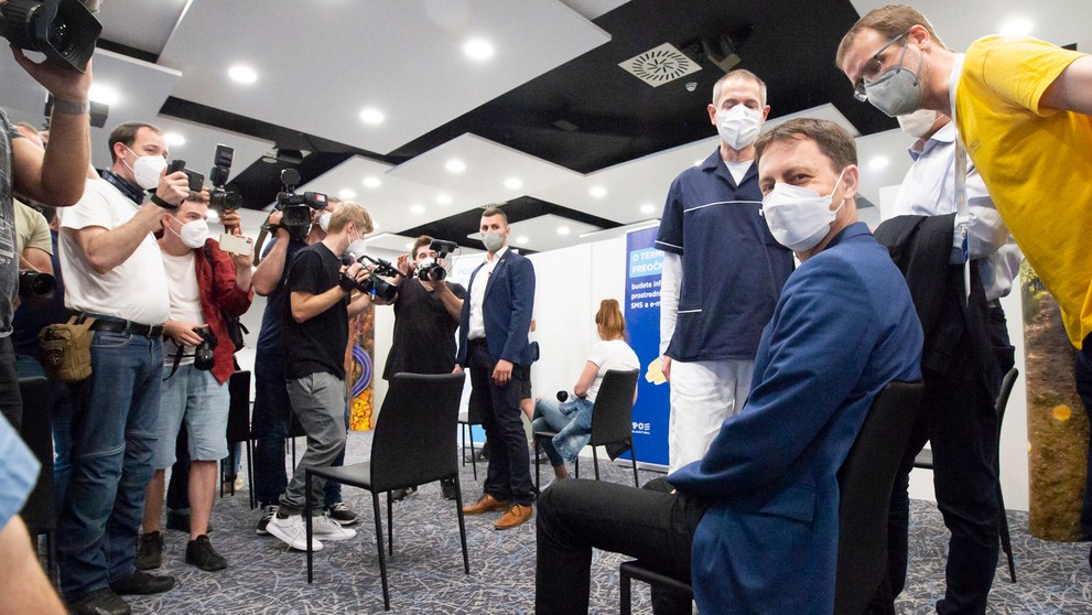 Premiér Eduard Heger počas čakania na očkovanie.