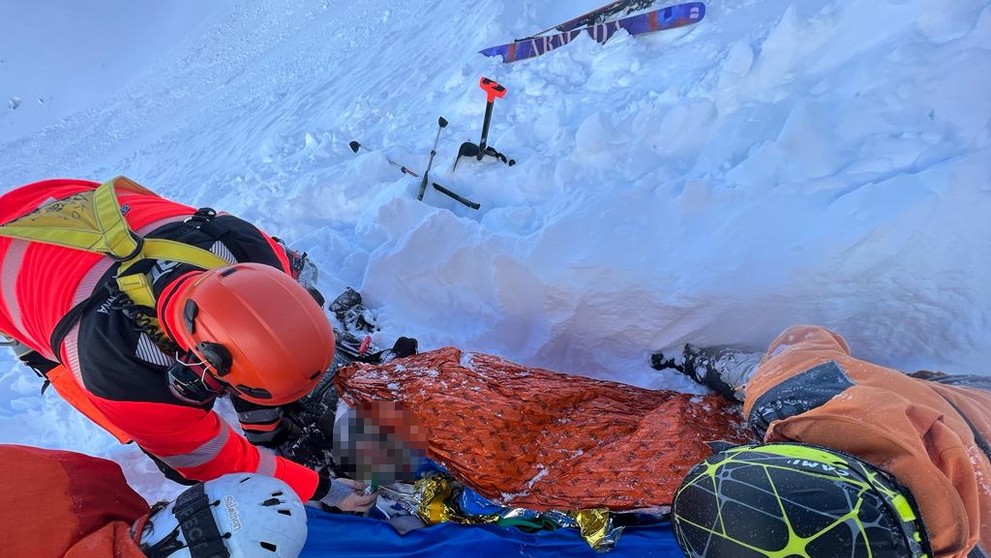V Nízkych Tatrách sa strhli dve lavíny, stiahli so sebou dvoch lyžiarov