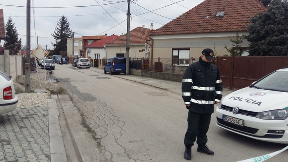 Ulica v obci Okoč, kde našli zavraždených manželov.