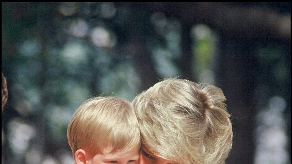 Princ Harry v náručí princeznej Diany na archívnej snímke z roku 1986.