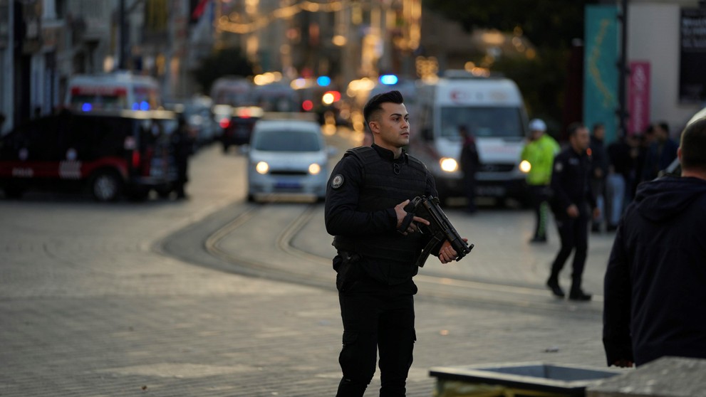 Ulicu, na ktorej došlo k výbuchu, hermeticky uzavrela polícia.
