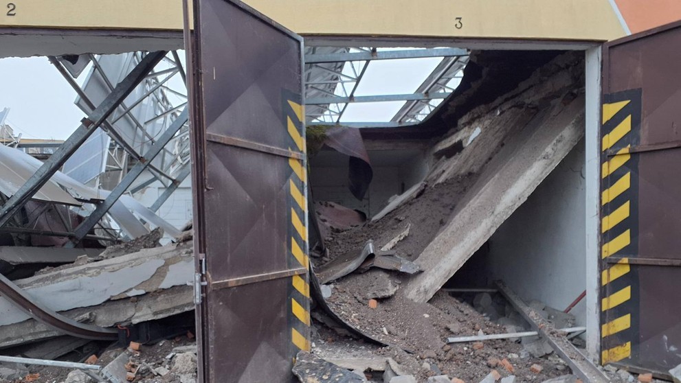 Pád strechy vo Veľkých Kapušanoch.