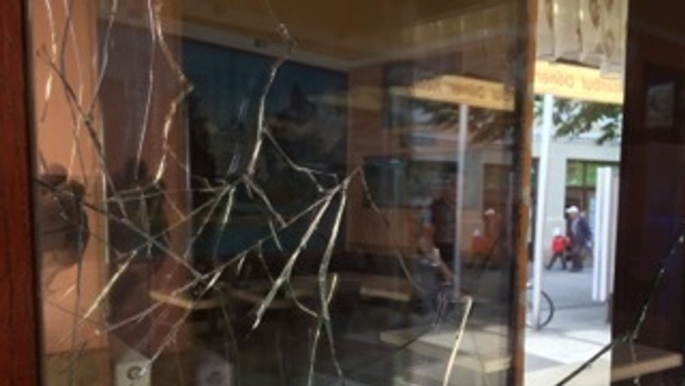 Rozbité okno na reštaurácii v Piešťanoch.