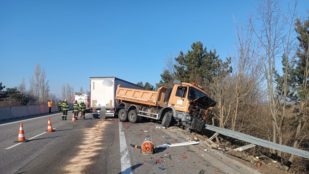 Do cestárskeho auta nabúral kamión.