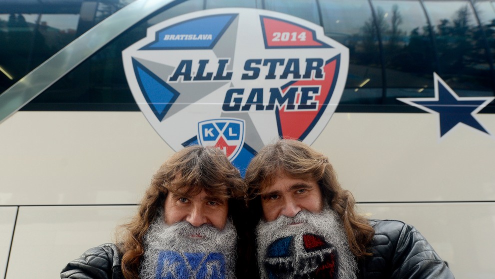 Na snímke najznámejší fanúšikovia Slovana Bratislava - dvojičky Róbert a Ľudovít - pózujú pred Zápasom hviezd KHL.