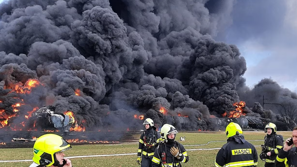 Požiar vykoľajenej vlakovej súpravy s toxickou látkou.
