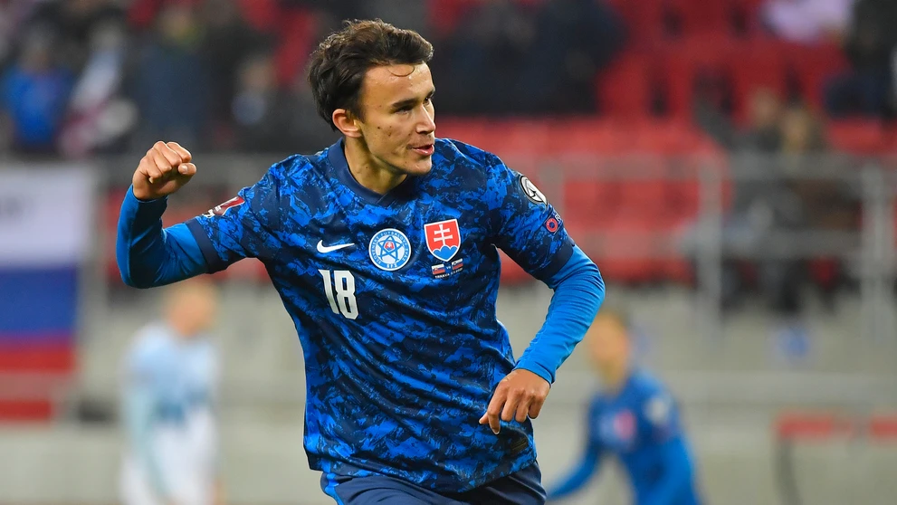 Dávid Strelec sa teší po strelení gólu v kvalifikácii MS 2022 proti Slovinsku.