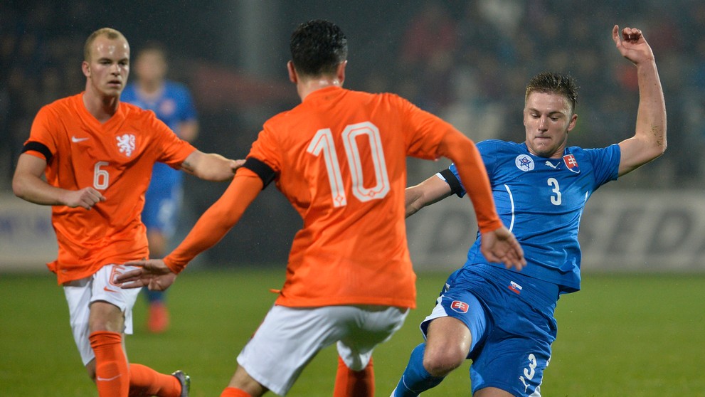 Na snímke Slovák Milan Škriniar (vpravo) a dvojica Holanďanov Jorrit Hendrix (vľavo) a Thom Haye (uprostred)