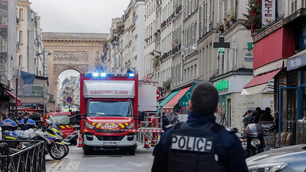 Polícia po streľbe uzavrela ulicu Rue d'Enghien v 10. parížskom obvode. 