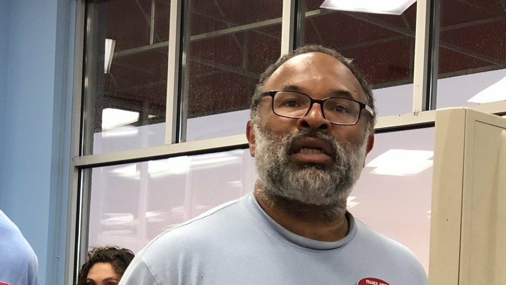 Geoffrey Owens dnes pracuje ako pokladník v supermarkete.
