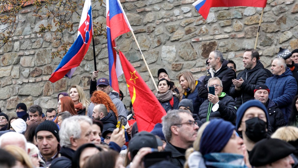Dav protestujúcich čaká na príhovor Roberta Fica.