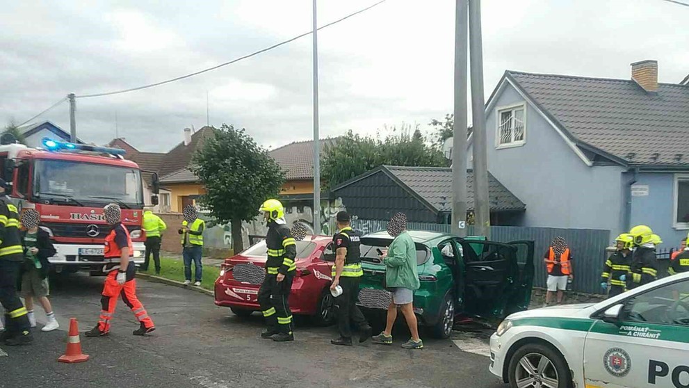 Záchranné zložky zasahujú pri nehode