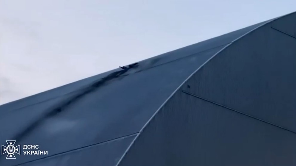 Prerazený kryt sarkofágu v Černobyle