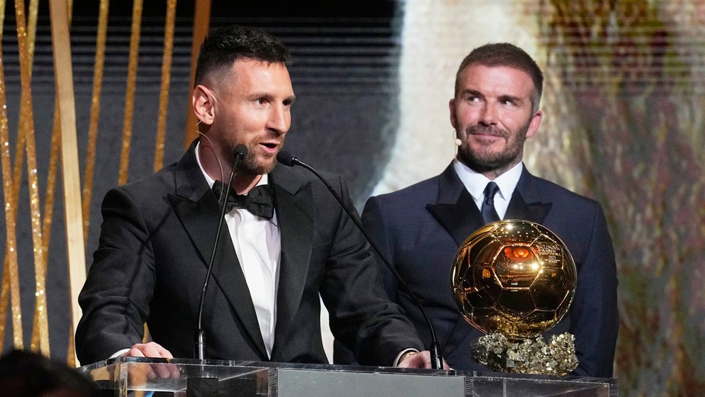 Lionel Messi si Zlatú loptu prebral z rúk Davida Backhama.