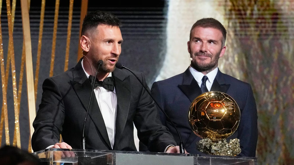 Lionel Messi si Zlatú loptu prebral z rúk Davida Backhama.