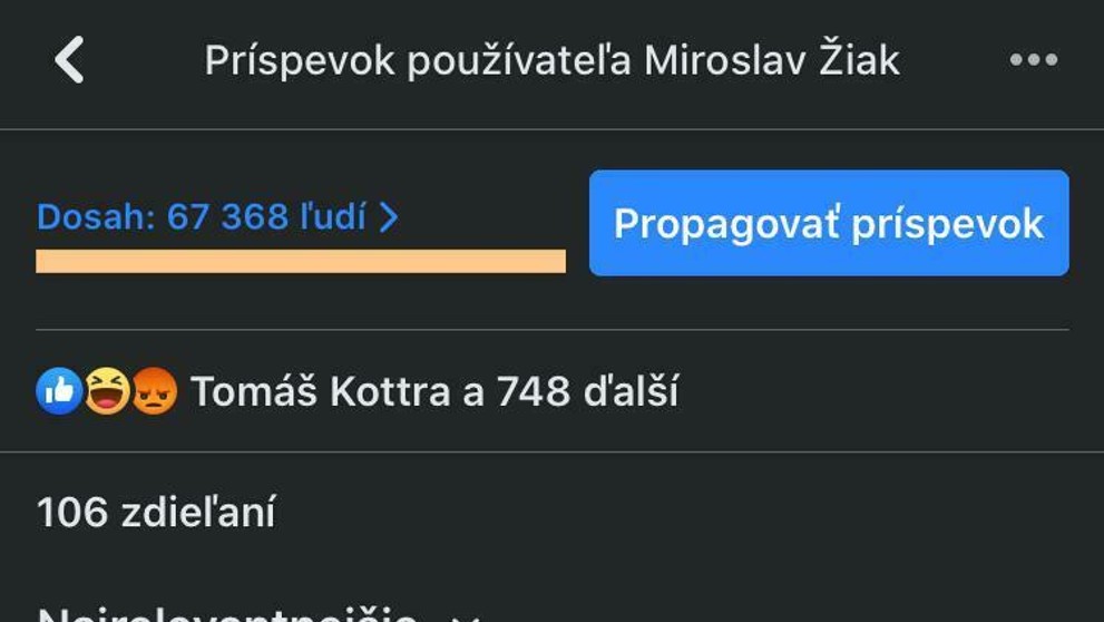 Na snímke logo kontinentálneho šampionátu EURO 2020 a trofej pre víťaza.