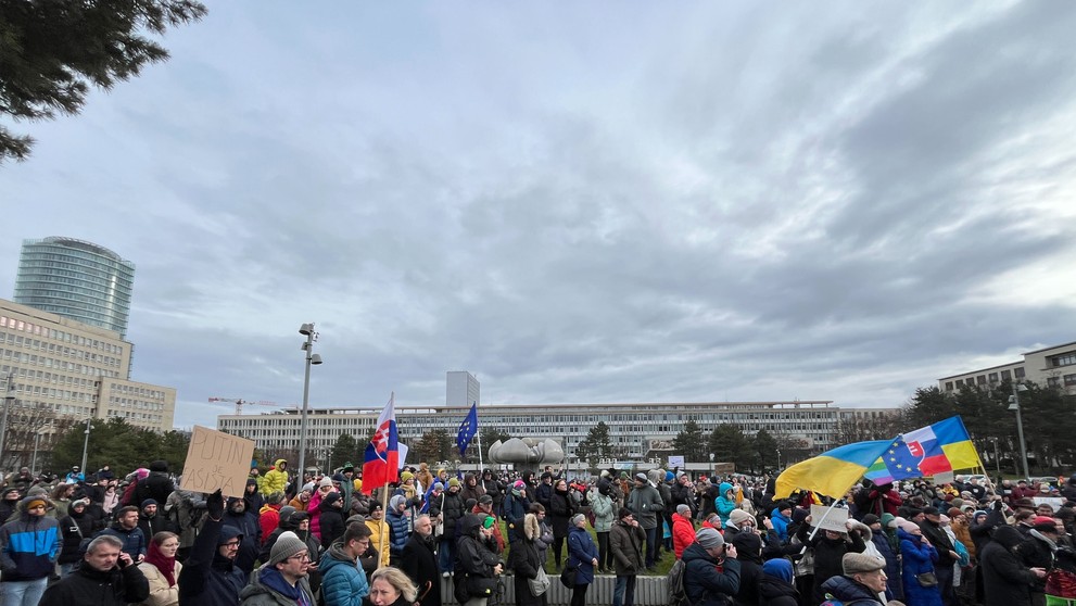 Protest proti nedeľnej (22. 12.) návšteve predsedu vlády SR Roberta Fica (Smer-SD) v Moskve na Námestí slobody v Bratislave v pondelok 23. decembra 2024.