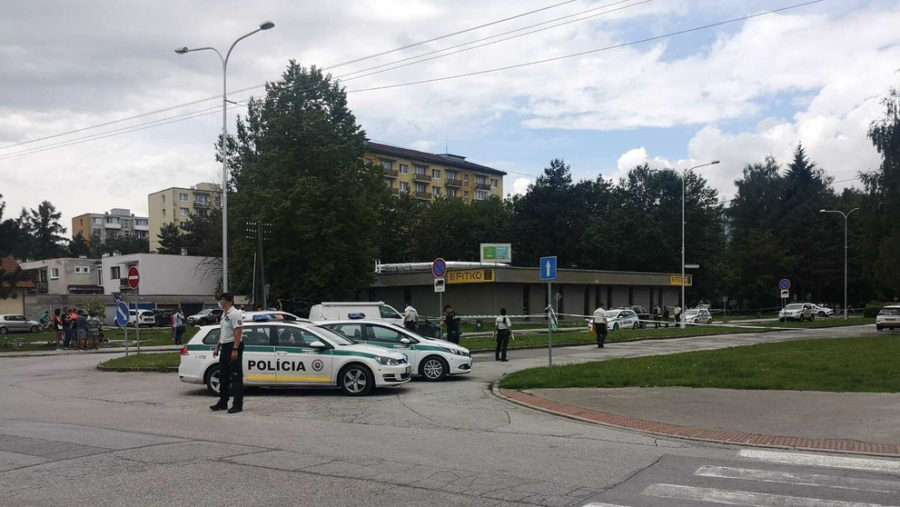 Polícia zasahuje vo Vrútkach po útoku na škole.