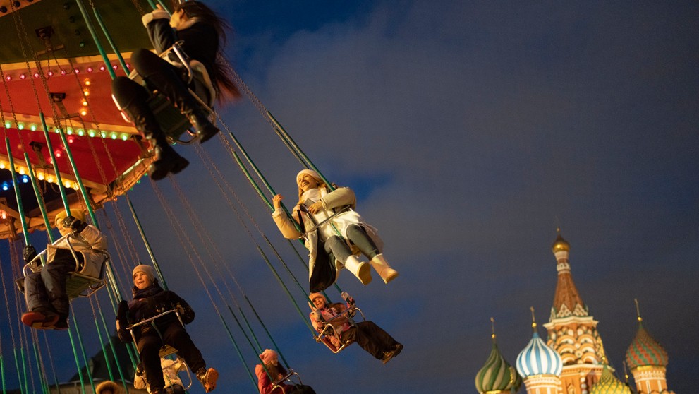 Vianočné trhy na Červenom námestí v Moskve.